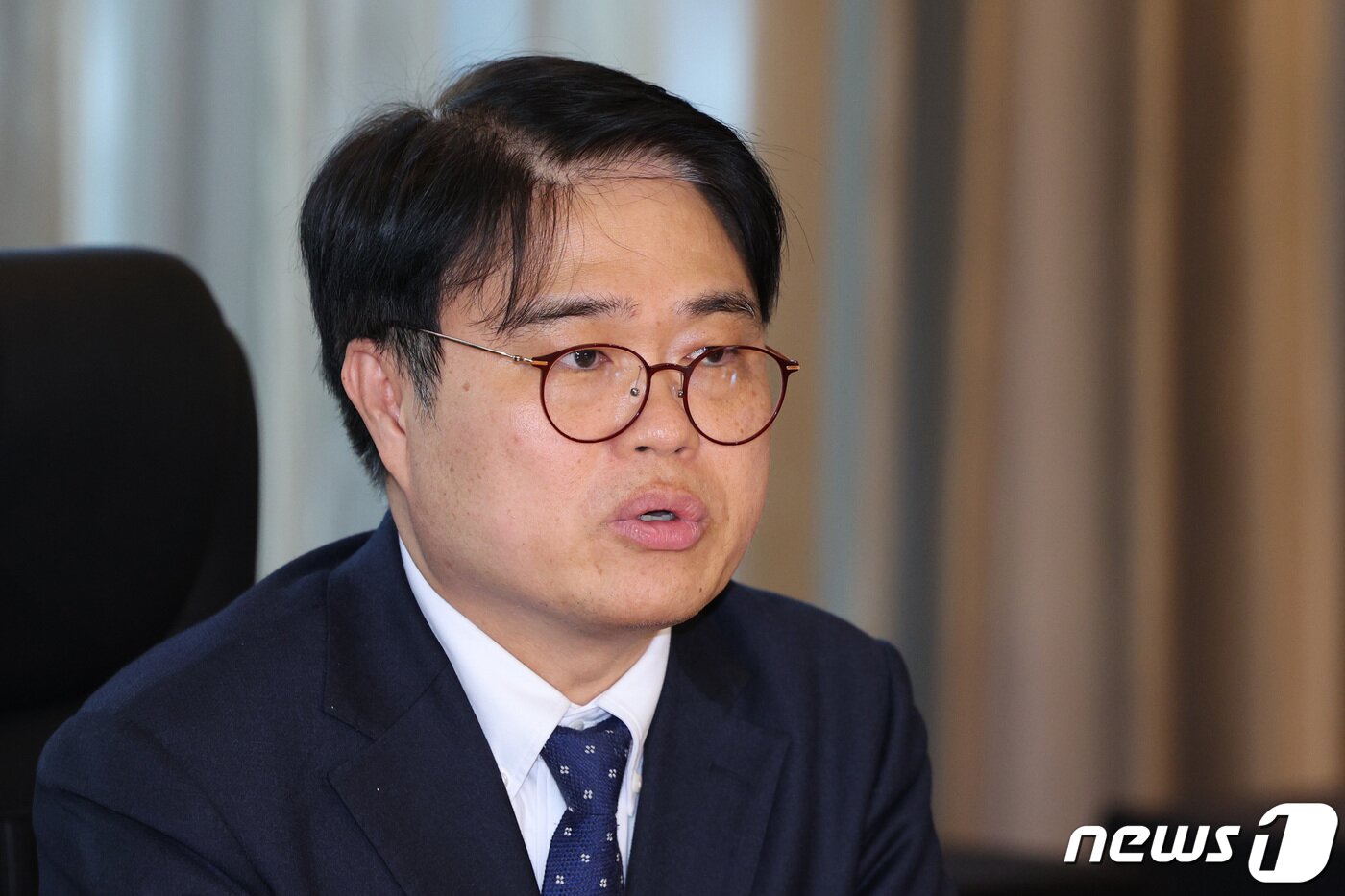 본문 이미지 - 임현택 신임 대한의사협회 회장이 19일 오후 서울 여의도 콘레드서울에서 열린 루자인 알 코드마니 세계의사회장(WMA)과 면담하고 있다. 2024.4.19/뉴스1 ⓒ News1 신웅수 기자