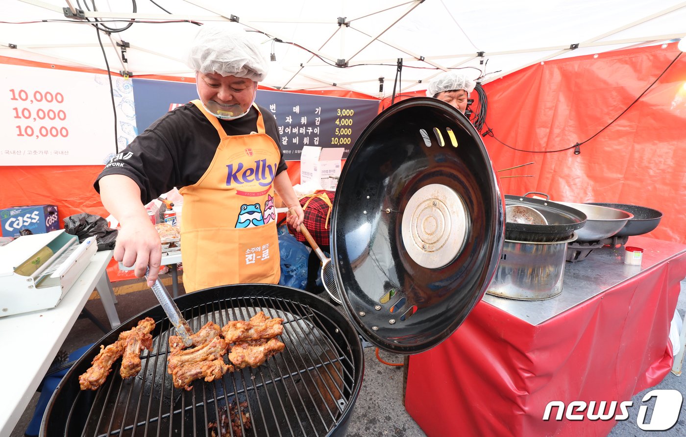 광주 서구 양동전통시장에서 제2회 양동통맥축제가 19일 개막해 한 상인이 바베큐 치킨을 선보이고 있다. 2024.4.19/뉴스1 ⓒ News1 김태성 기자