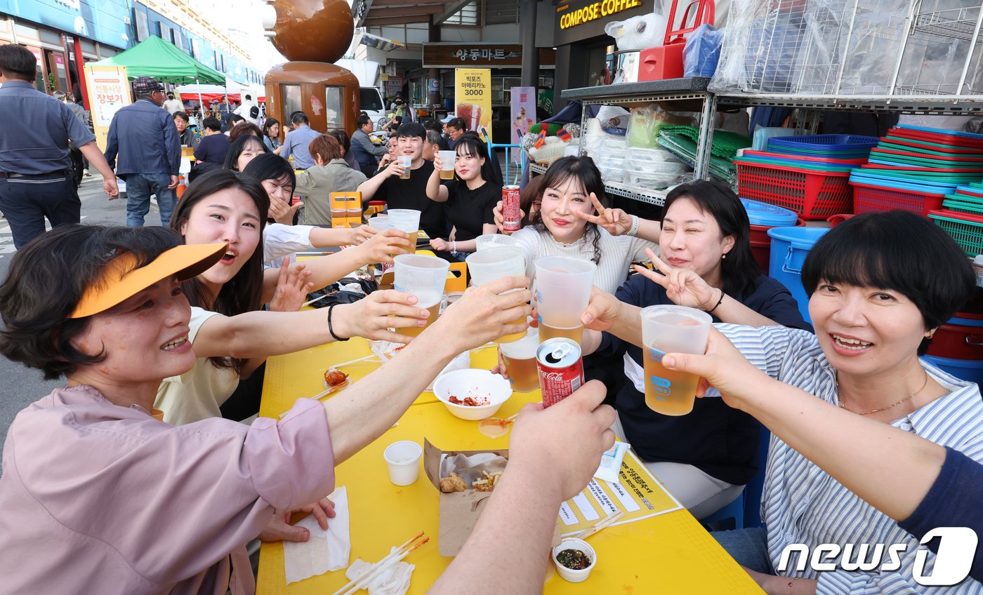 &#34; 축제를 기다렸어요&#34; 광주 서구 양동전통시장에서 제2회 양동통맥축제가 19일 개막해 많은 시민들이 맥주와 치킨을 즐기고 있다.2024.4.19/뉴스1 ⓒ News1 김태성 기자