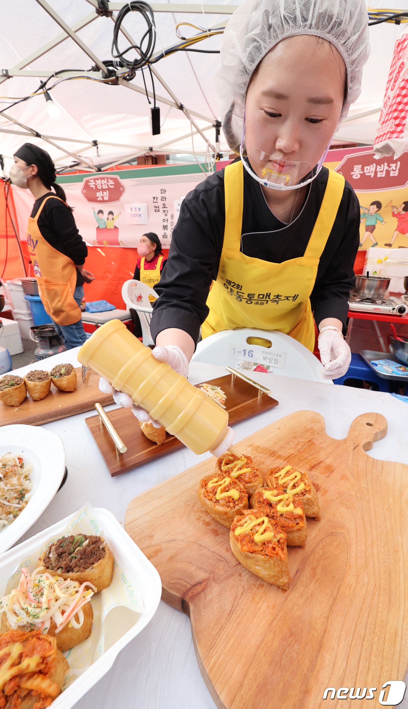 100년 역사를 자랑하는 광주 서구 양동전통시장에서 제2회 양동통맥축제가 19일 개막해 한 상인이 바베큐 치킨을 선보이고 있다. 2024.4.19/뉴스1 ⓒ News1 김태성 기자