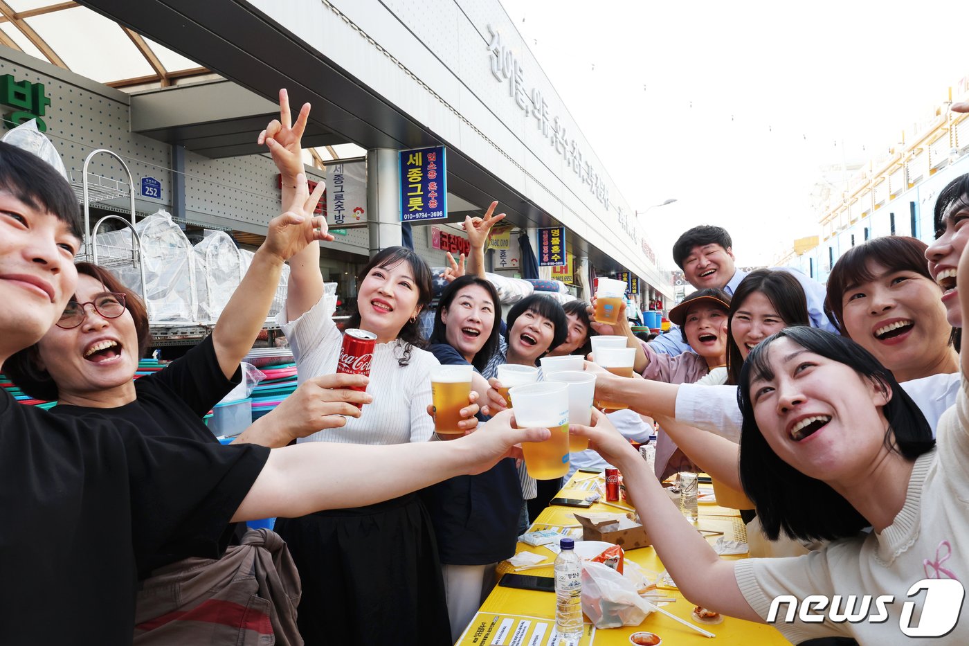  &#34;맥주는 거리에서 친구들과 함께&#34; 광주 서구 양동전통시장에서 제2회 양동통맥축제가 19일 개막해 많은 시민들이 맥주와 치킨을 즐기고 있다.2024.4.19/뉴스1 ⓒ News1 김태성 기자