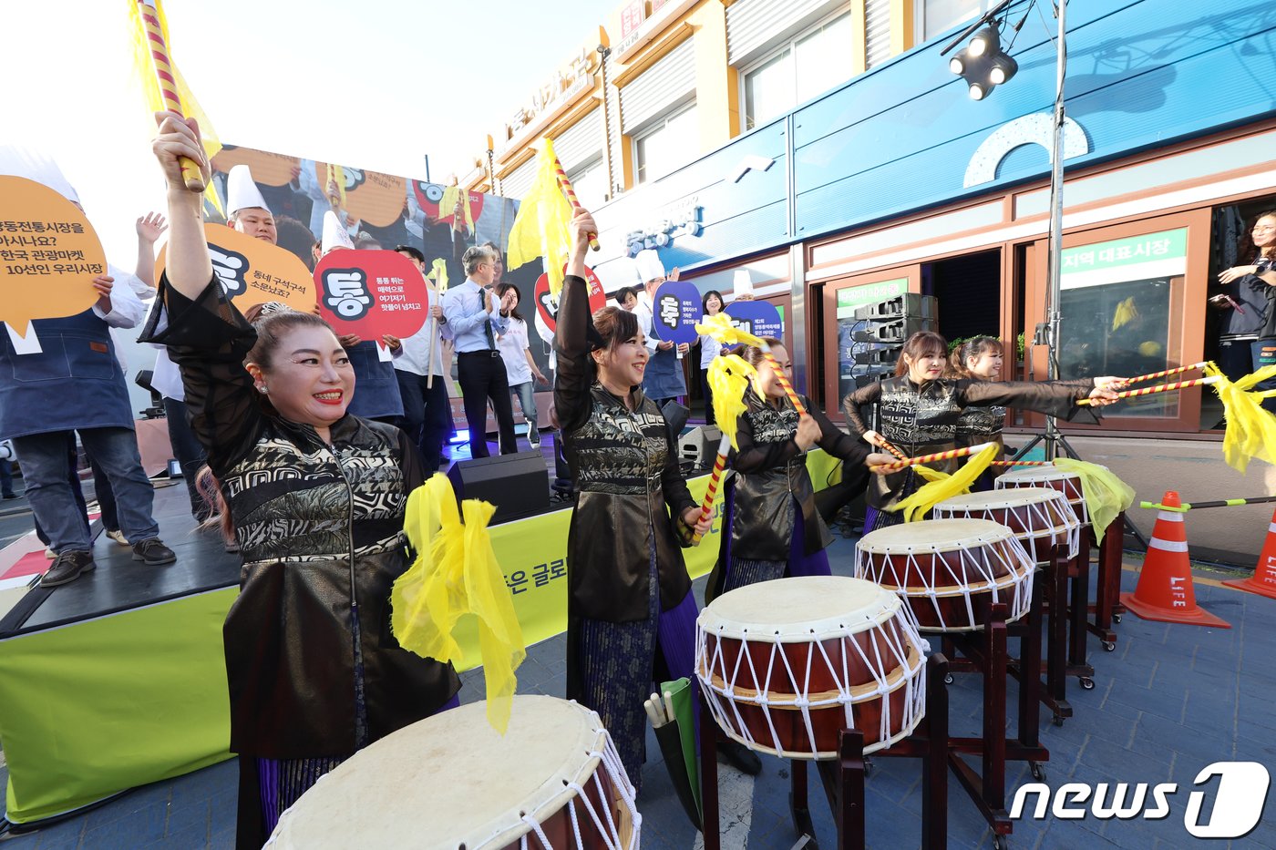 100년 역사를 자랑하는 광주 서구 양동전통시장에서 제2회 양동통맥축제가 19일 개막해 식전행사를 하고 있다.2024.4.19/뉴스1 ⓒ News1 김태성 기자