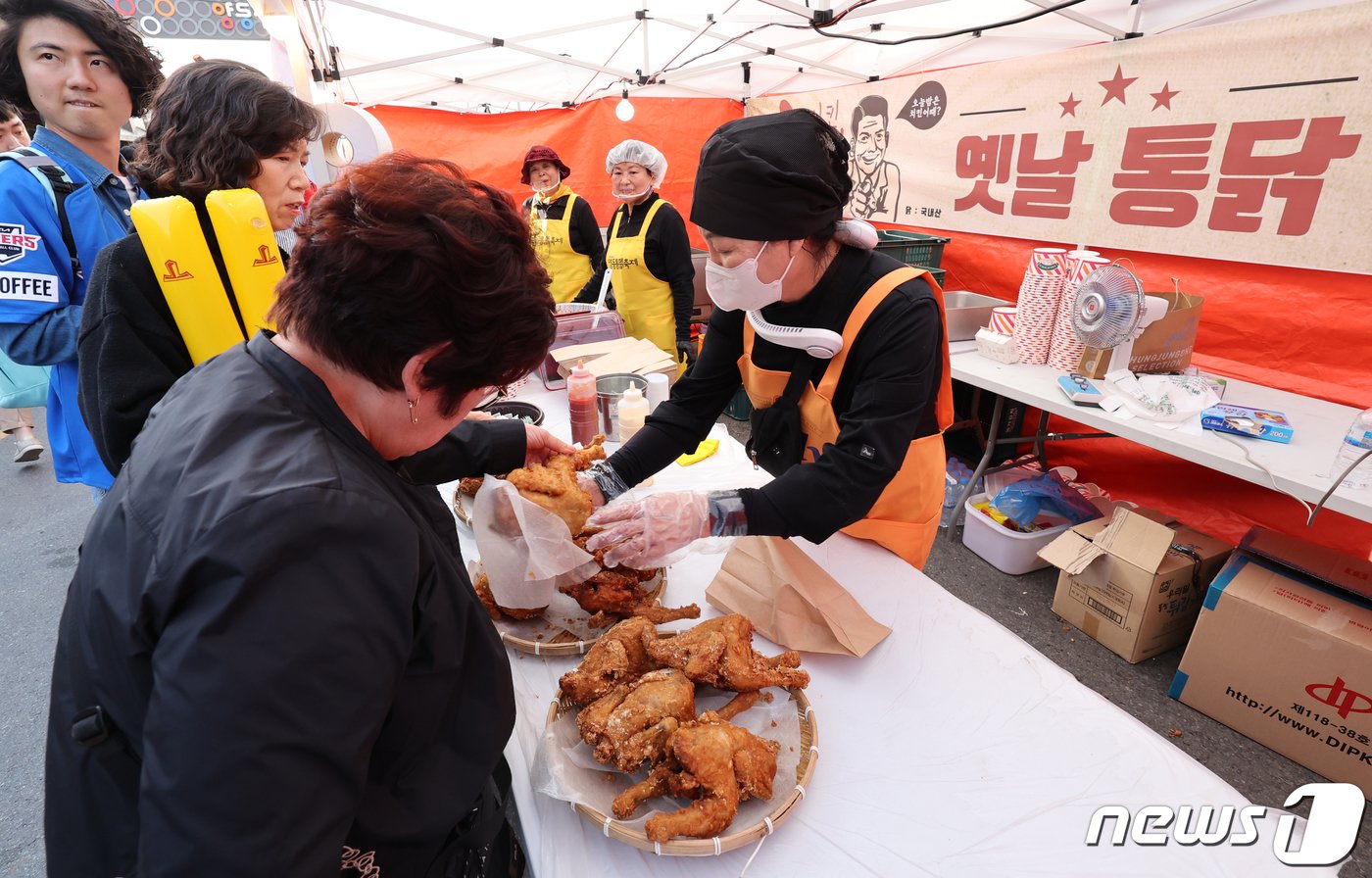 광주 서구 양동전통시장에서 제2회 양동통맥축제가 19일 개막한가운데 많은 상인들이 각자의 통닭을 선보였다. .2024.4.19/뉴스1 ⓒ News1 김태성 기자