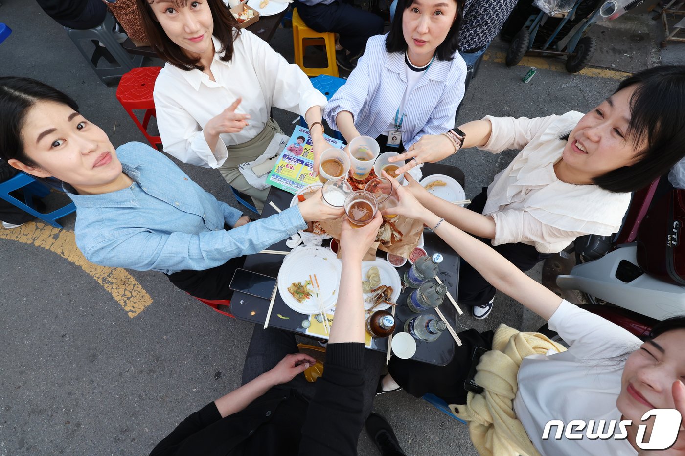 본문 이미지 - 광주 서구 양동전통시장에서 제2회 양동통맥축제가 19일 개막해 시민들이 건배를 하고 있다.024.4.19/뉴스1 ⓒ News1 김태성 기자