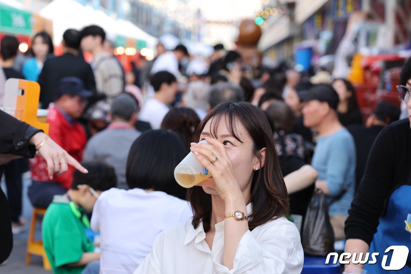 광주 서구 양동전통시장에서 제2회 양동통맥축제가 19일 개막해 많은 시민들이 맥주와 치킨을 즐기고 있다.2024.4.19/뉴스1 ⓒ News1 김태성 기자