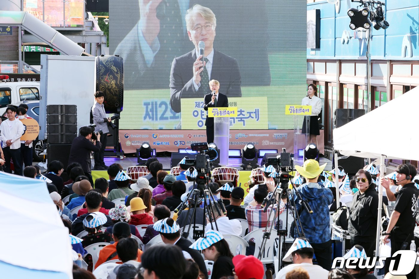 광주 서구 양동전통시장에서 제2회 양동통맥축제가 19일 개막한 가운데 김이강 서구청장이 인사말을 하고 있다.2024.4.19/뉴스1 ⓒ News1 김태성 기자