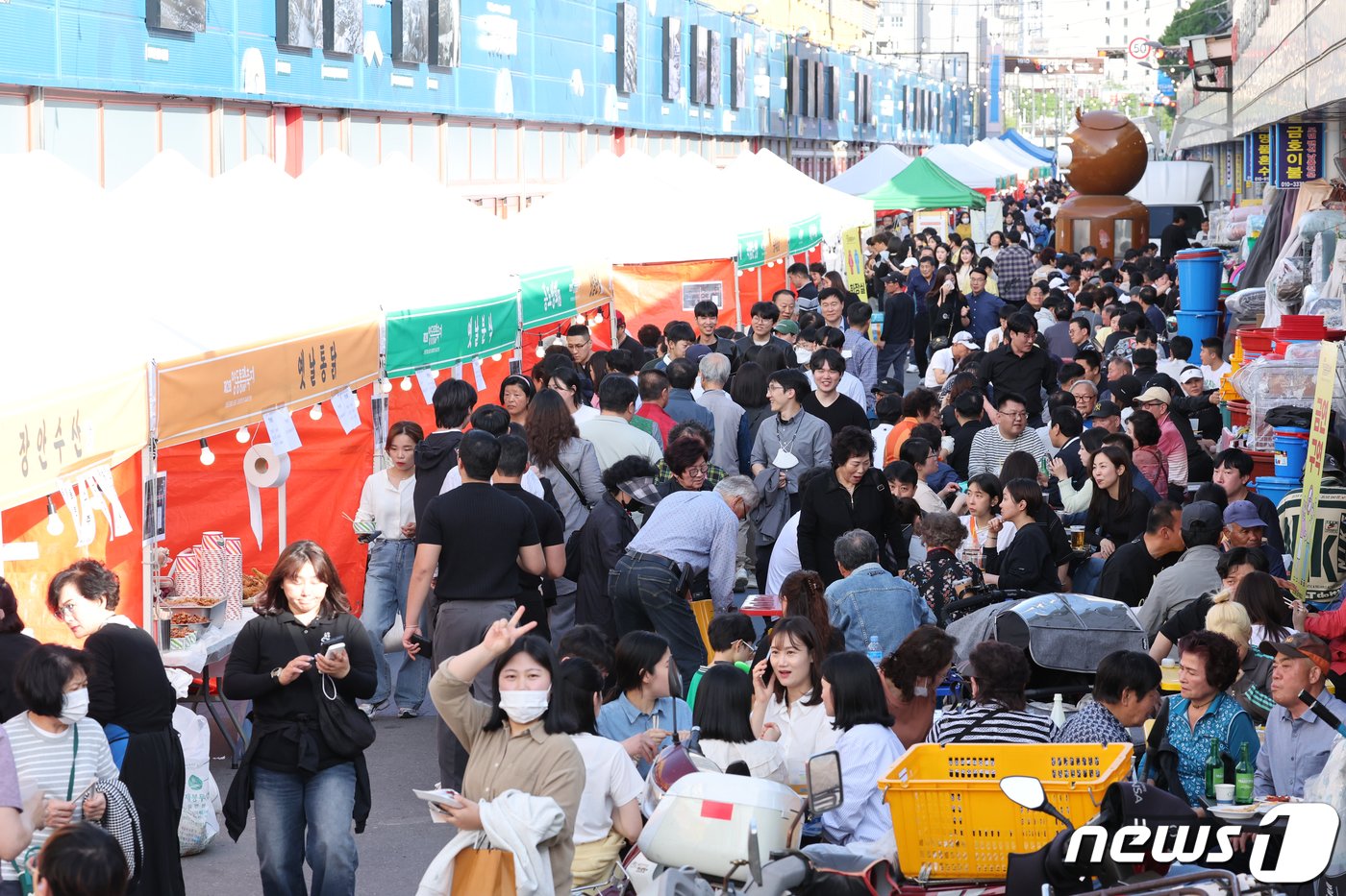 광주 서구 양동전통시장에서 제2회 양동통맥축제가 19일 개막해 많은 시민들이 맥주와 치킨을 즐기고 있다.2024.4.19/뉴스1 ⓒ News1 김태성 기자