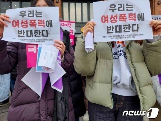 본문 이미지 -  지난달 12일 40여개 여성·시민단체로 구성된 수원여성단체네트워크·수원시민사회단체협의회가 수원역 문화광장 앞에서 2024 KXF The Fashion '성인 페스티벌'(K-XF)을 규탄하는 기자회견을 진행하고 있다. (수원여성단체네트워크 제공)