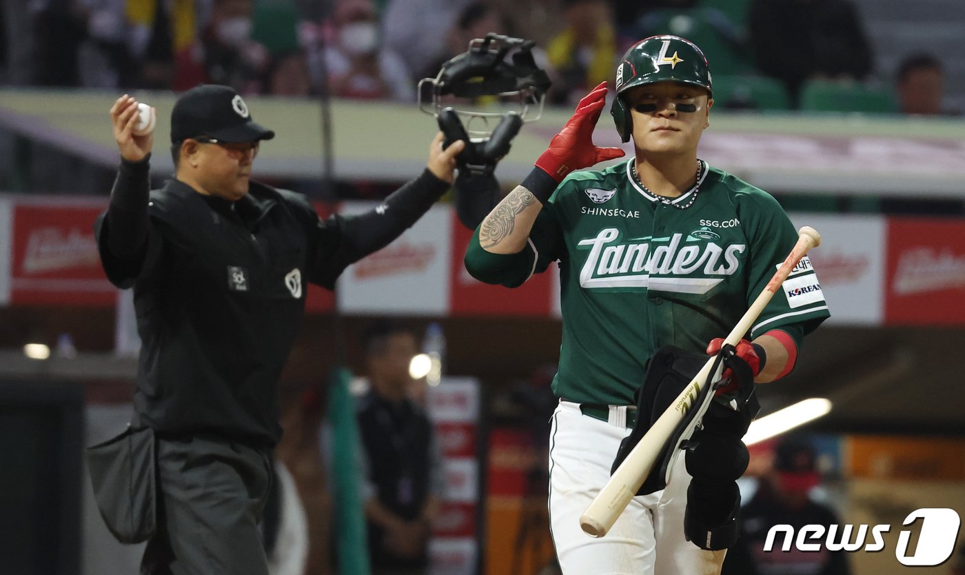 본문 이미지 - 19일 오후 인천시 미추홀구 문학동 SSG랜더스필드에서 열린 프로야구 &#39;2024 신한 SOL 뱅크 KBO리그&#39; SSG 랜더스와 LG 트윈스의 경기, 3회말 1사 상황 SSG 추신수가 볼넷으로 출루하고 있다. 2024.4.19/뉴스1 ⓒ News1 김명섭 기자