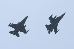 짝지어 비행하는 F-16 전투기