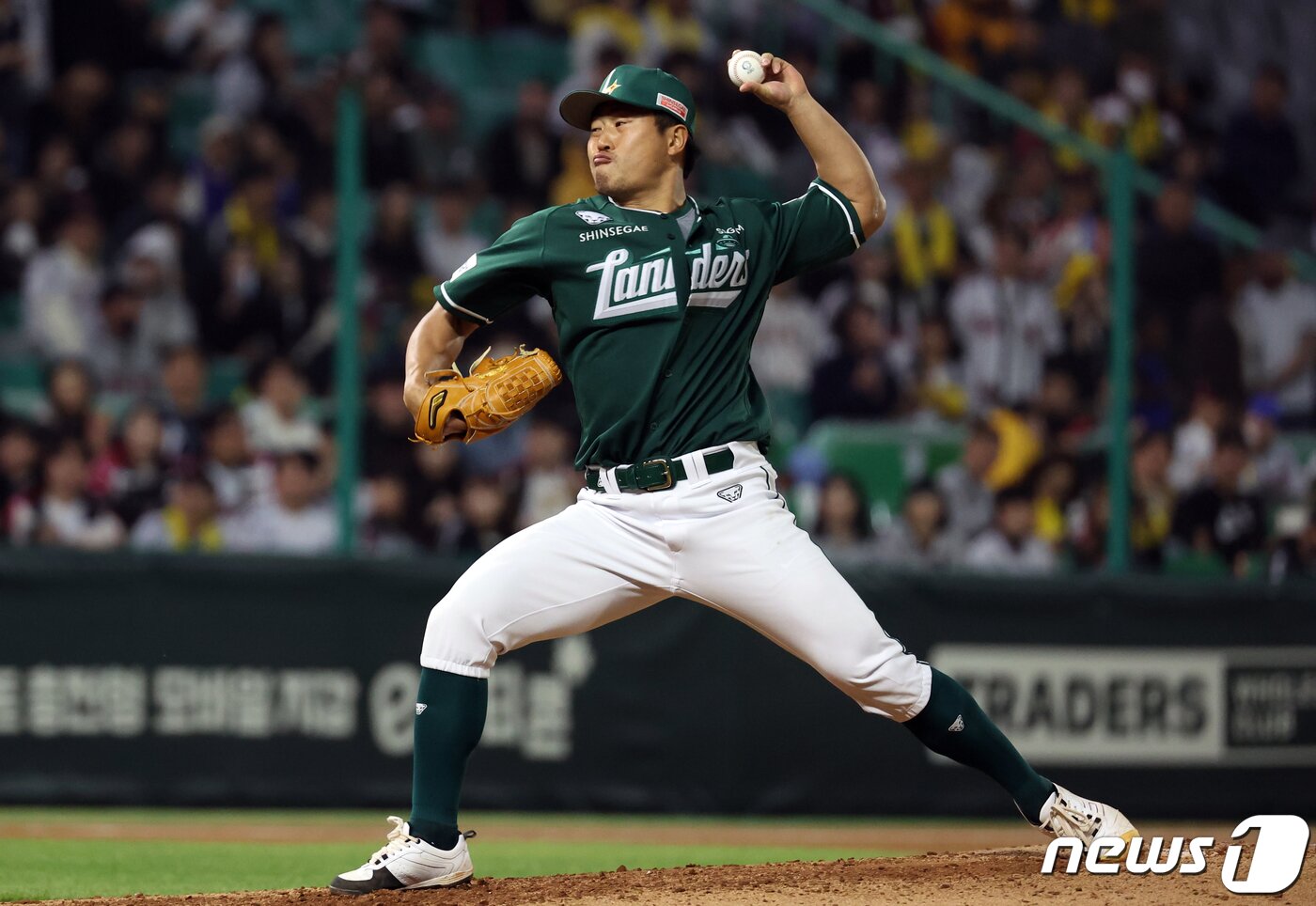 본문 이미지 - 19일 오후 인천시 미추홀구 문학동 SSG랜더스필드에서 열린 프로야구 '2024 신한 SOL 뱅크 KBO리그' SSG 랜더스와 LG 트윈스의 경기, 4회초 SSG 교체 투수 한두솔이 역투하고 있다. 2024.4.19/뉴스1 ⓒ News1 김명섭 기자