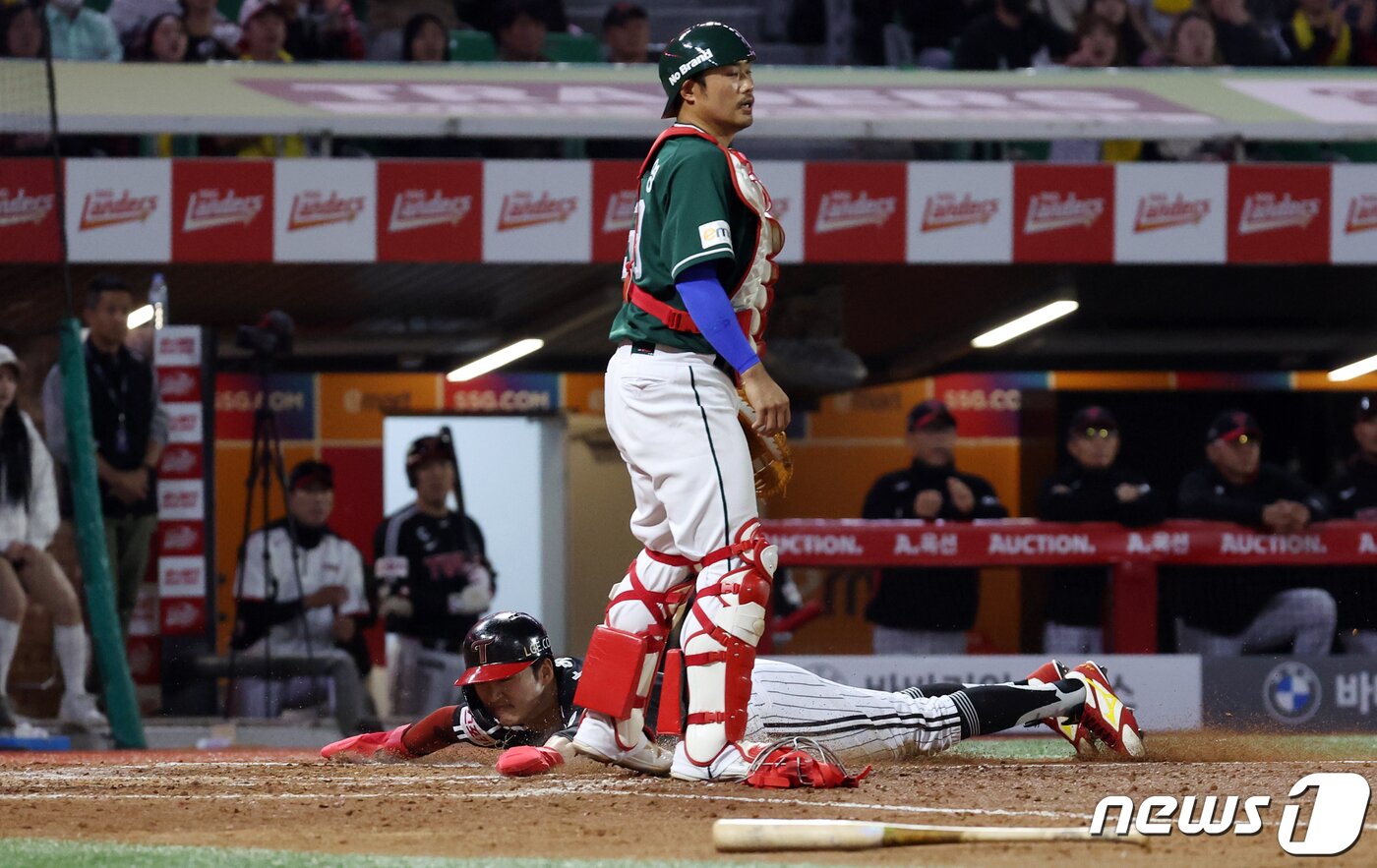 본문 이미지 - 19일 오후 인천시 미추홀구 문학동 SSG랜더스필드에서 열린 프로야구 &#39;2024 신한 SOL 뱅크 KBO리그&#39; SSG 랜더스와 LG 트윈스의 경기, 5회초 LG 선두타자 박해민이 신민재의 땅볼로 홈인하고 있다. 2024.4.19/뉴스1 ⓒ News1 김명섭 기자