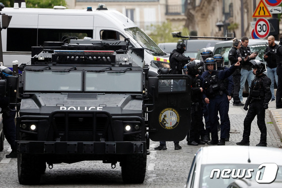[포토] 프랑스 파리 주재 이란 영사관 봉쇄하는 경찰들