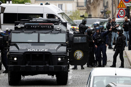 [포토] 프랑스 파리 주재 이란 영사관 봉쇄하는 경찰들