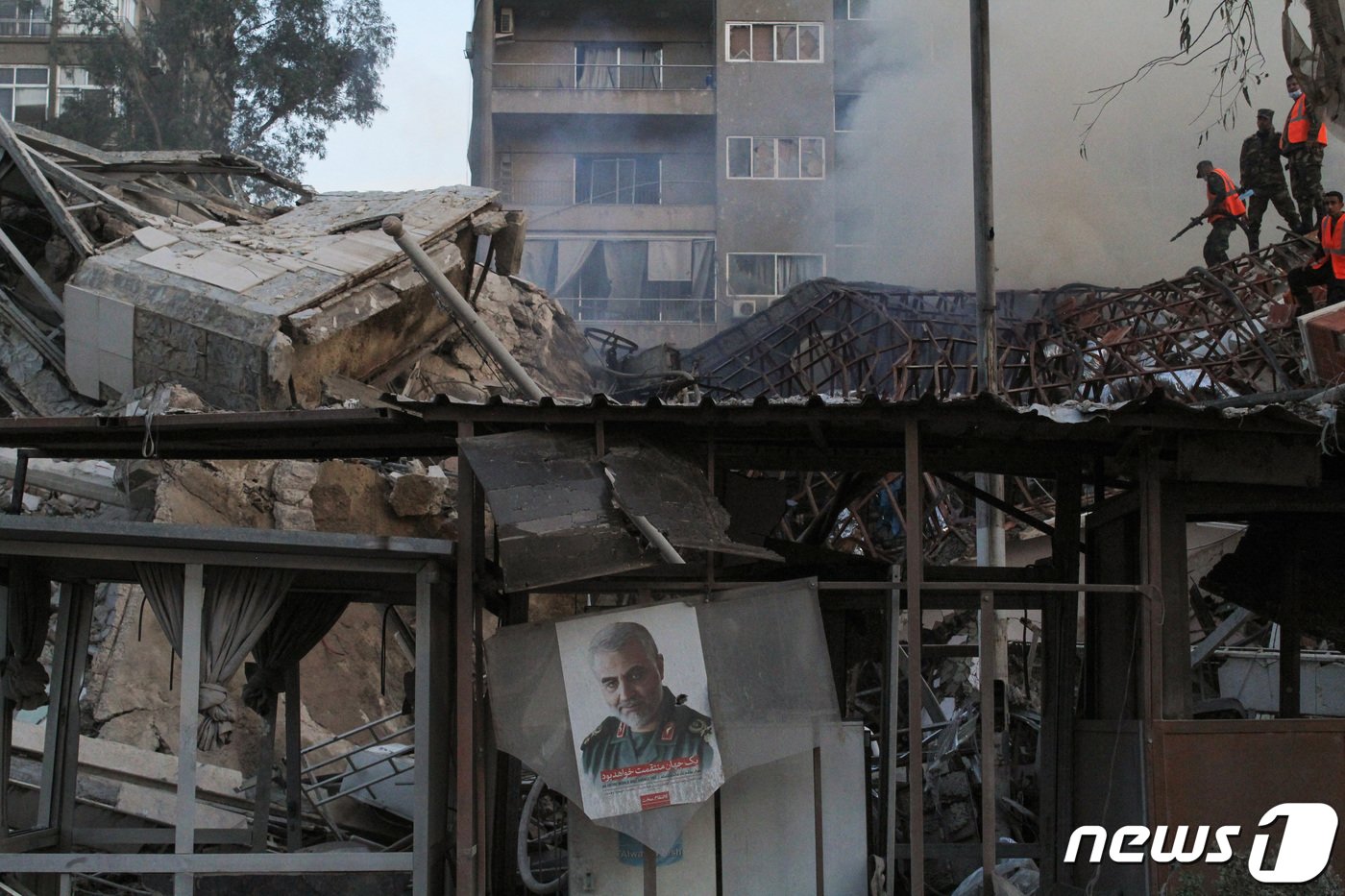 본문 이미지 - 시리아 다마스쿠스 주재 이란 영사관이 공습을 받아 무너졌다. 2024.4.1 ⓒ 로이터=뉴스1 ⓒ News1 강민경 기자