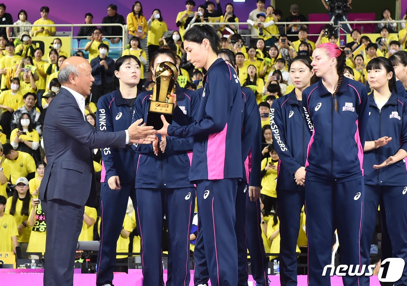 김연경이 2일 열린 챔피언결정전 3차전에서 패한 뒤 준우승 트로피를 받고 있다. &#40;KOVO 제공&#41;