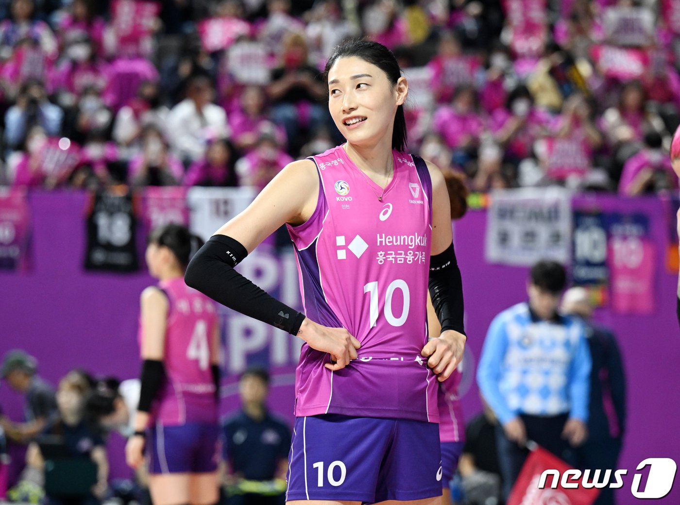 현역 연장과 은퇴 기로에 놓인 김연경. &#40;KOVO 제공&#41;