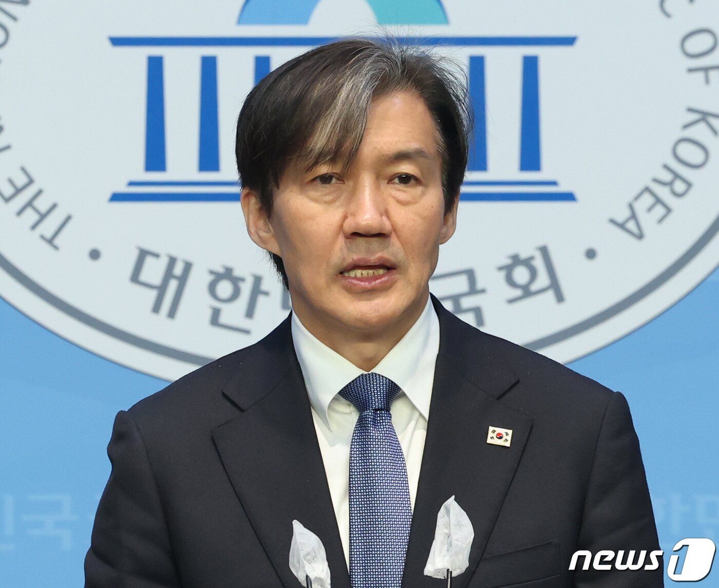 본문 이미지 - 조국 조국혁신당 대표가 2일 서울 여의도 국회 소통관에서 공직선거법 헌법소원 관련 기자회견을 하고 있다. 이날 조 대표는 &#34;비례대표 후보만 출마한 정당의 선거운동이 지나치게 제약적이다＂며, ＂현행 공직선거법 규정들에 대하여 헌법재판소에 헌법소원을 제기해 위헌 여부에 대한 판단을 받아볼 것＂이라고 밝혔다. 2024.4.2/뉴스1 ⓒ News1 ,송원영 기자