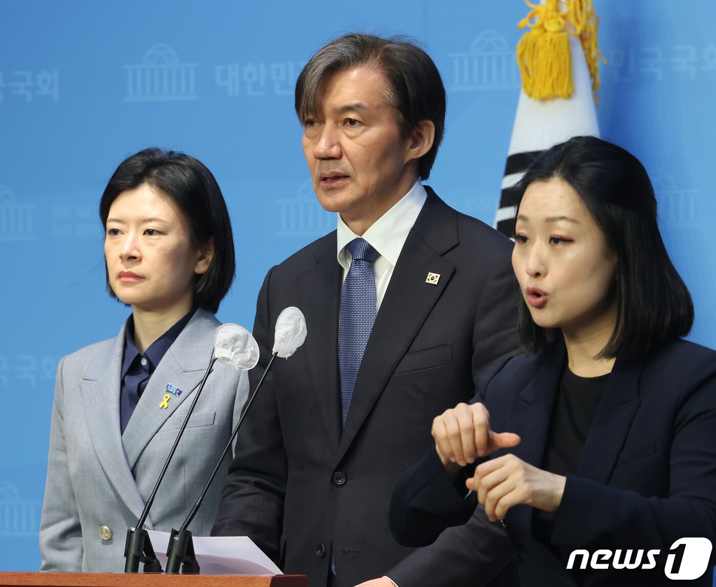 본문 이미지 - 조국 조국혁신당 대표가 2일 서울 여의도 국회 소통관에서 공직선거법 헌법소원 관련 기자회견을 하고 있다. 2024.4.2/뉴스1 ⓒ News1 송원영 기자