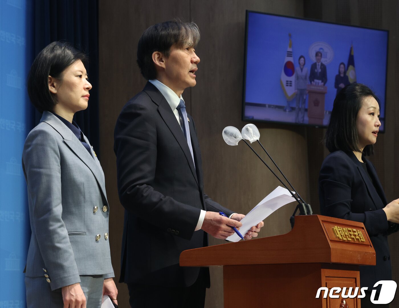 본문 이미지 - 조국 조국혁신당 대표가 2일 서울 여의도 국회 소통관에서 공직선거법 헌법소원 관련 기자회견을 하고 있다. 2024.4.2/뉴스1 ⓒ News1 ,송원영 기자