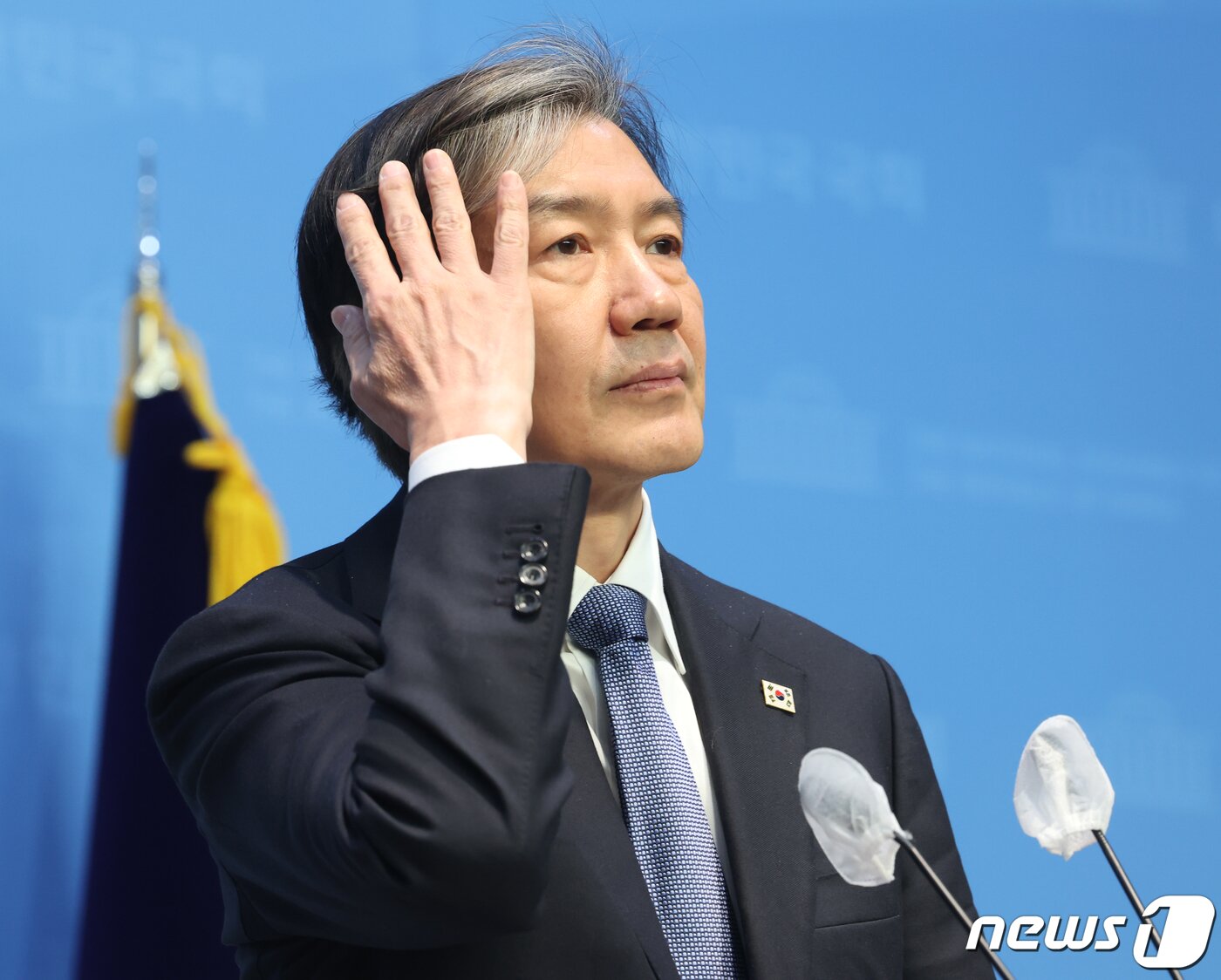 본문 이미지 - 조국 조국혁신당 대표가 2일 서울 여의도 국회 소통관에서 공직선거법 헌법소원 관련 기자회견에서 머리를 쓸어올리고 있다. 2024.4.2/뉴스1 ⓒ News1 ,송원영 기자