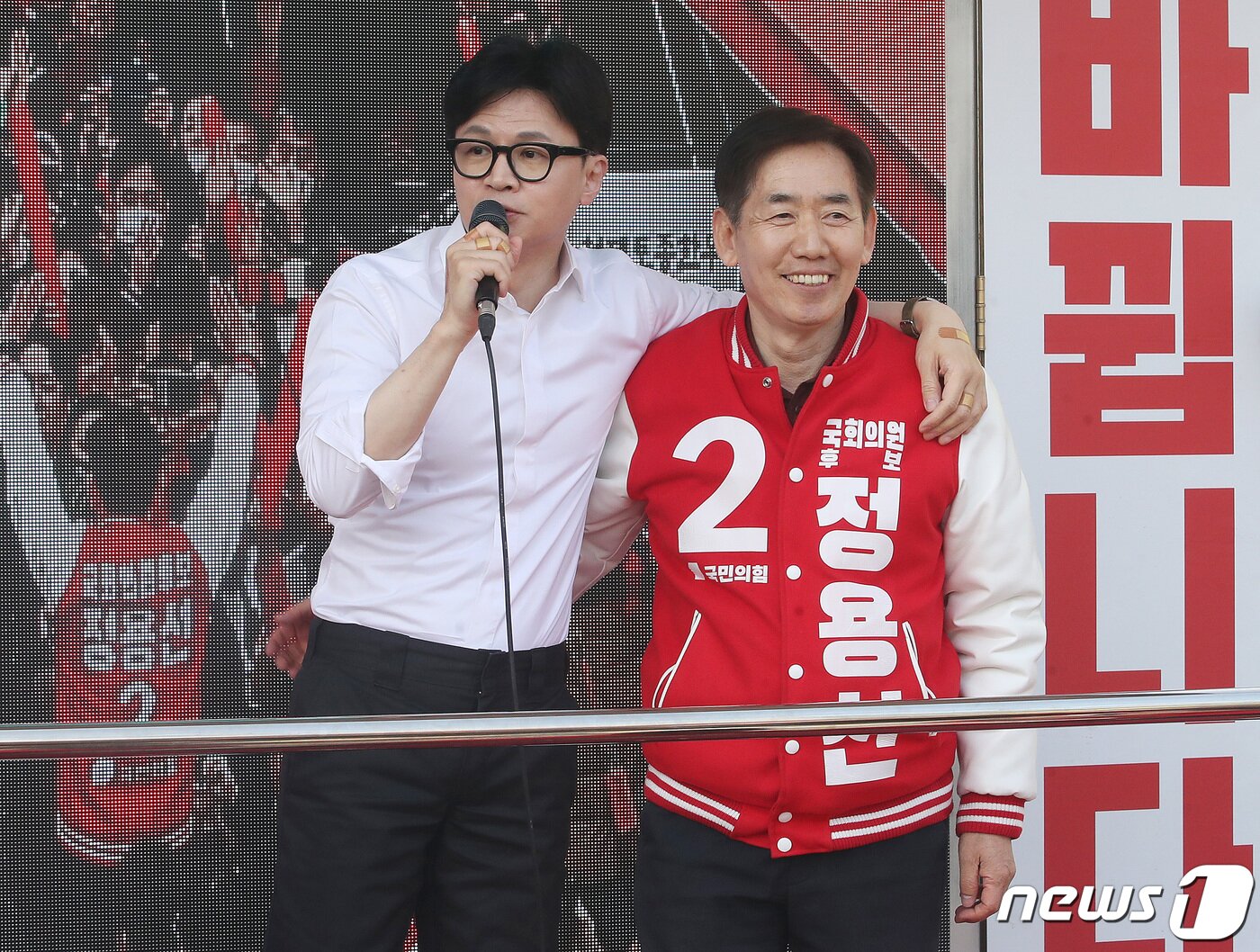 본문 이미지 - 한동훈 국민의힘 총괄선거대책위원장이 2일 오전 충남 당진시 당진전통시장 앞에서 열린 '국민의힘으로 당진살리기' 지원유세에서 정용선 충남 당진 후보와 함께 지지를 호소하고 있다. 2024.4.2/뉴스1 ⓒ News1 임세영 기자