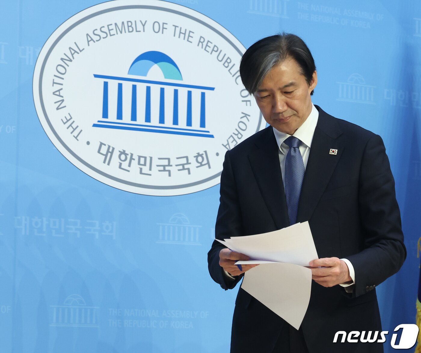 본문 이미지 - 조국 조국혁신당 대표가 2일 서울 여의도 국회 소통관에서 공직선거법 헌법소원 관련 기자회견을 마치고 회견장을 나서고 있다. 2024.4.2/뉴스1 ⓒ News1 ,송원영 기자