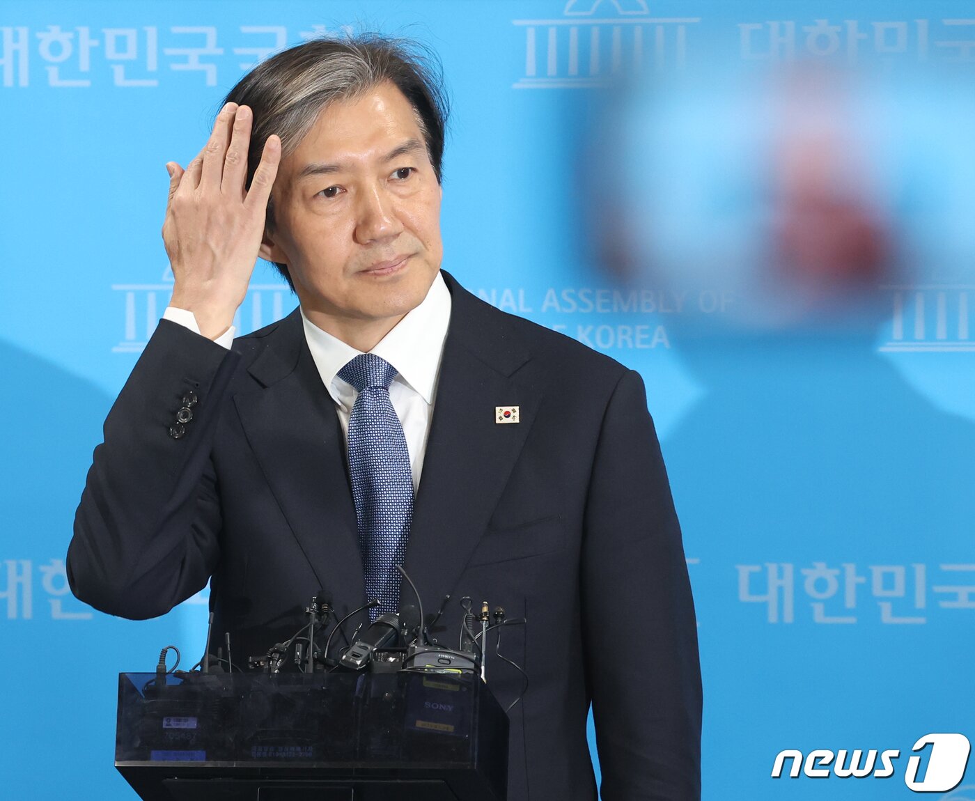 본문 이미지 - 조국 조국혁신당 대표가 2일 서울 여의도 국회 소통관에서 공직선거법 헌법소원 관련 기자회견을 마치고 취재진의 질문을 받고 있다. 2024.4.2/뉴스1 ⓒ News1 ,송원영 기자