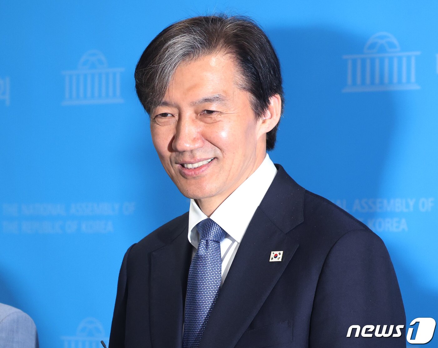 본문 이미지 - 조국 조국혁신당 대표가 2일 서울 여의도 국회 소통관에서 공직선거법 헌법소원 관련 기자회견에서 국민의힘의 고발 관련 취재진의 질문에 미소 짓고 있다. 2024.4.2/뉴스1 ⓒ News1 ,송원영 기자