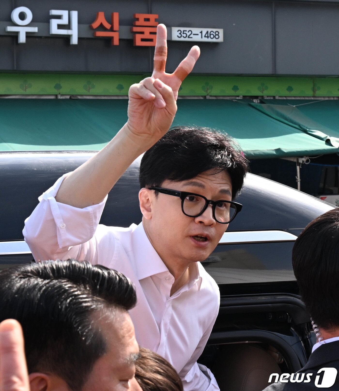 본문 이미지 - 한동훈 국민의힘 총괄선거대책위원장이 1일 충남 당진시 당진전통시장 앞에서 열린 '국민의힘으로 당진살리기' 지원유세에서 정용선 충남 당진 후보와 함께 지지를 호소하고 있다. (공동취재) 2024.4.2/뉴스1 ⓒ News1 임세영 기자