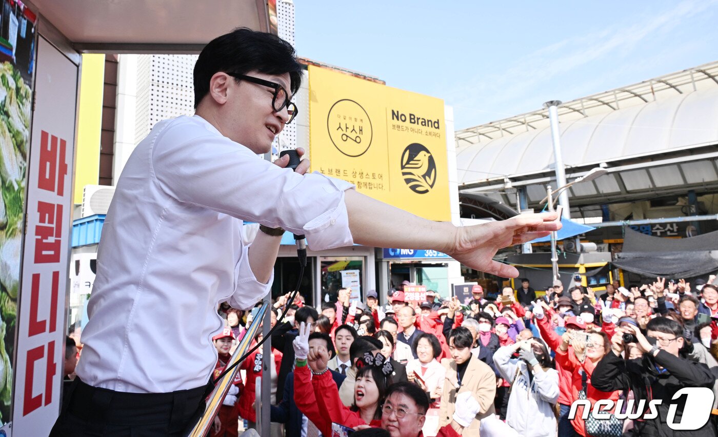 본문 이미지 - 한동훈 국민의힘 총괄선거대책위원장이 1일 충남 당진시 당진전통시장 앞에서 열린 '국민의힘으로 당진살리기' 지원유세에서 정용선 충남 당진 후보와 함께 지지를 호소하고 있다. (공동취재) 2024.4.2/뉴스1 ⓒ News1 임세영 기자