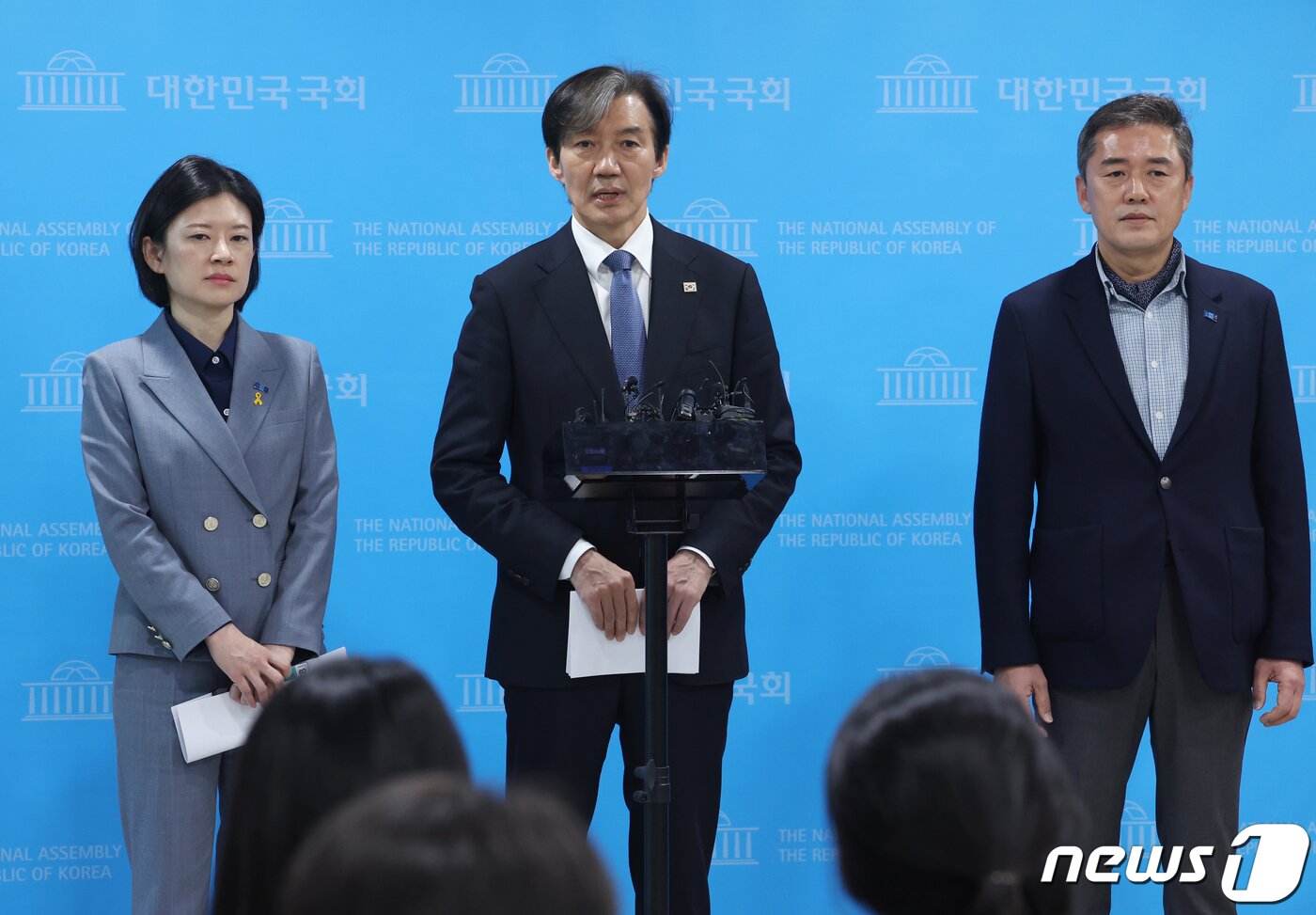 조국 조국혁신당 대표가 2일 서울 여의도 국회 소통관에서 공직선거법 헌법소원 관련 기자회견을 마치고 취재진의 질문을 받고 있다. 2024.4.2/뉴스1 ⓒ News1 ,송원영 기자