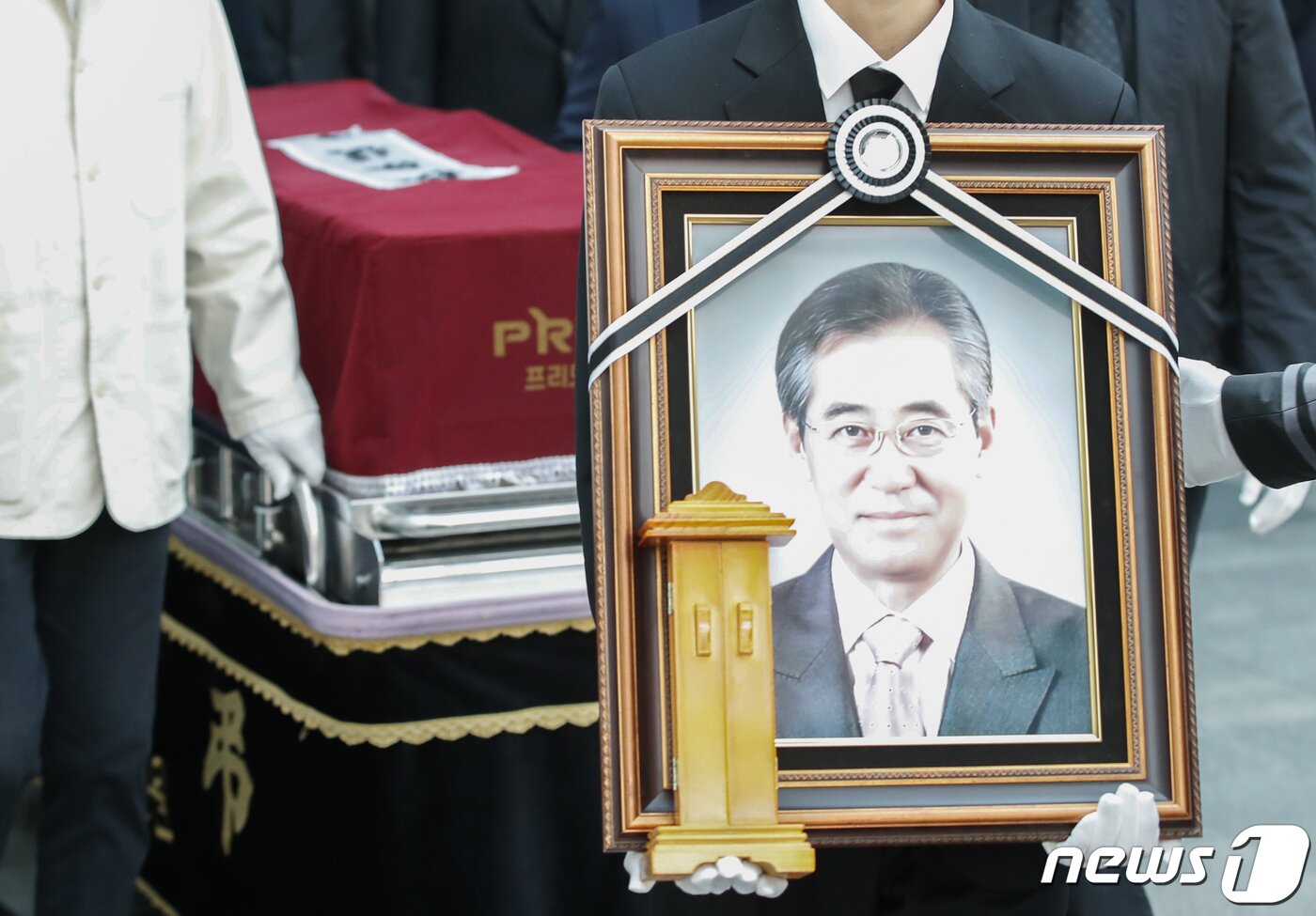 본문 이미지 - 원로배우 남일우(본명 남철우)의 발인식이 2일 오전 서울아산병원 장례식장에서 엄수되고 있다.  ⓒ News1 권현진 기자