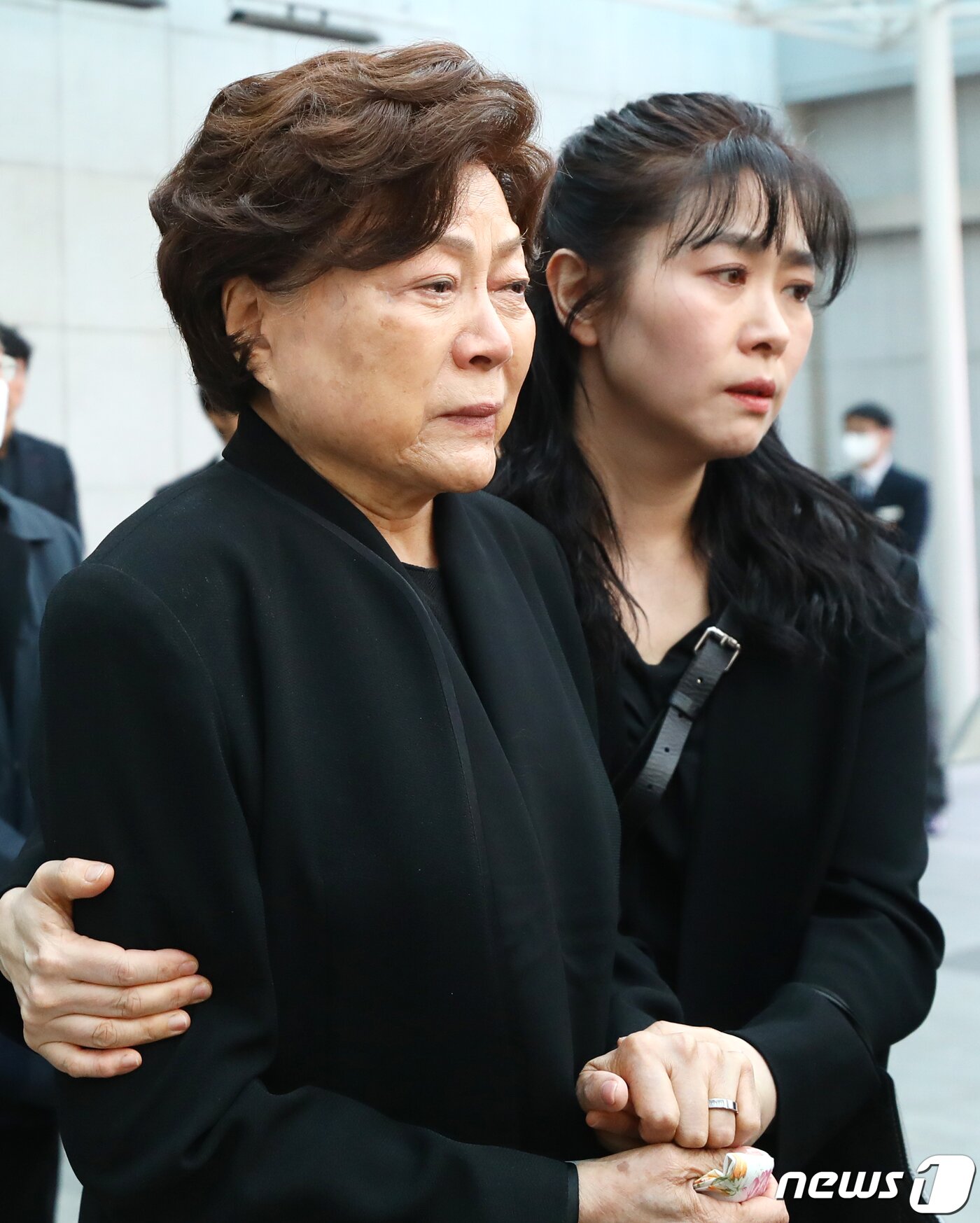 본문 이미지 - 원로배우 남일우(본명 남철우)의 발인식이 2일 오전 서울아산병원 장례식장에서 엄수됐다. 아내인 배우 김용림과 며느리 김지영(오른쪽)이 슬픔 속 고인의 마지막 가는 길을 배웅하고 있다. ⓒ News1 권현진 기자