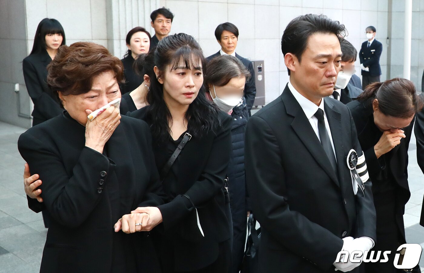 본문 이미지 - 원로배우 남일우(본명 남철우)의 발인식이 2일 오전 서울아산병원 장례식장에서 엄수됐다. 아내인 배우 김용림과 며느리 김지영(가운데), 아들 남성진(오른쪽)이 슬픔 속 고인의 마지막 가는 길을 배웅하고 있다. ⓒ News1 권현진 기자