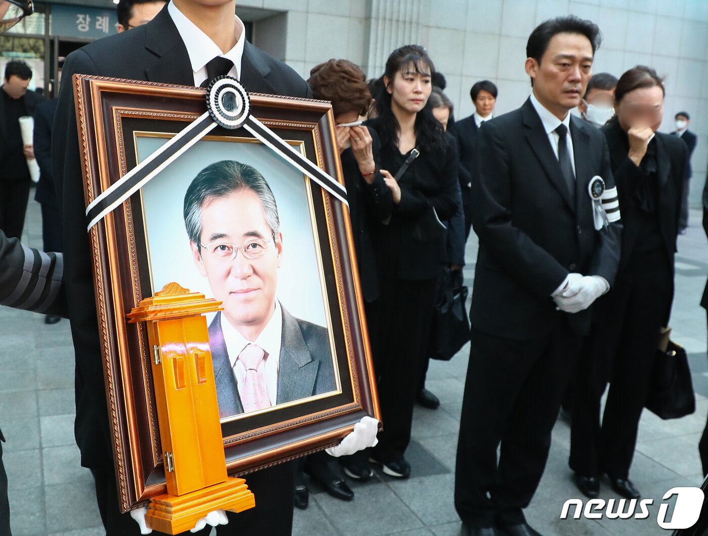 본문 이미지 - 원로배우 남일우(본명 남철우)의 발인식이 2일 오전 서울아산병원 장례식장에서 엄수됐다. 아내인 배우 김용림과 며느리 김지영(가운데), 아들 남성진(오른쪽)이 슬픔 속 고인의 마지막 가는 길을 배웅하고 있다. 故남 일우는 지난달 31일 새벽 노환으로 별세했다. 향년 85세다. 장지는 시안가족추모공원이다. 2024.4.2/뉴스1 ⓒ News1 권현진 기자