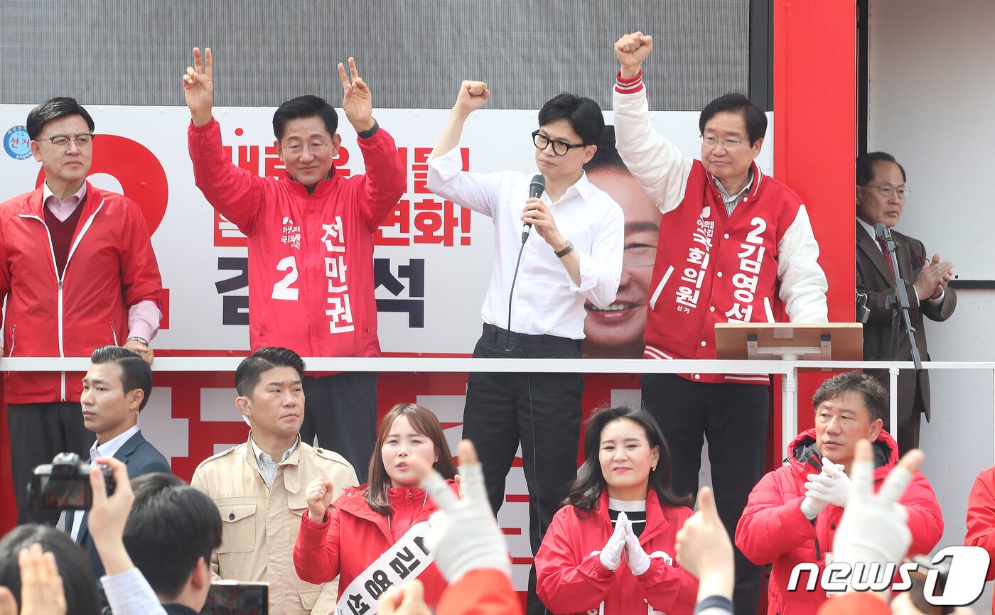 본문 이미지 - 한동훈 국민의힘 총괄선거대책위원장이 2일 오전 충남 아산시 온양온천역 앞에서 열린 '국민의힘으로 아산살리기' 지원유세에서 김영석 충남 아산갑 후보, 전만권 충남 아산을 후보와 함께 지지를 호소하고 있다. 2024.4.2/뉴스1 ⓒ News1 임세영 기자