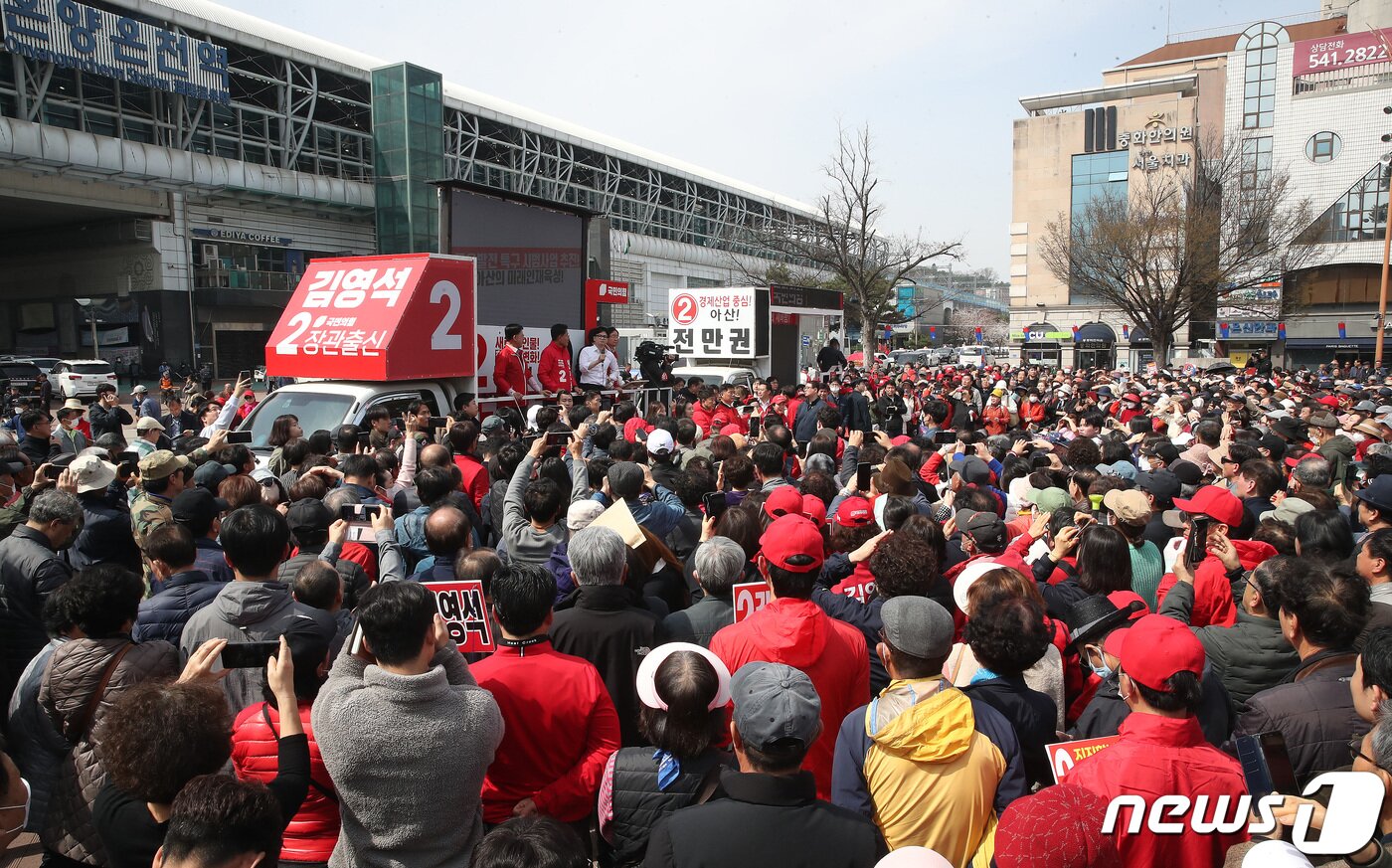 본문 이미지 - 2일 오전 충남 아산시 온양온천역 앞에서 열린 '국민의힘으로 아산살리기' 지원유세에서 지지자들이 한동훈 국민의힘 총괄선거대책위원장의 연설을 경청하고 있다. 2024.4.2/뉴스1 ⓒ News1 임세영 기자