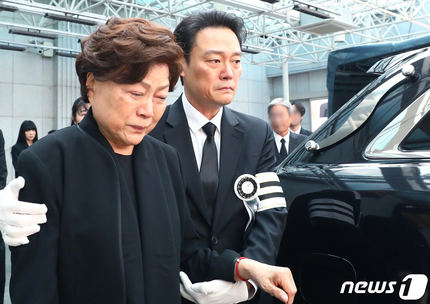 본문 이미지 - 원로배우 남일우(본명 남철우)의 발인식이 2일 오전 서울아산병원 장례식장에서 엄수됐다. 아내인 배우 김용림과 아들 남성진(오른쪽)이 어머니 김용림을 부축하고 있다. ⓒ News1 권현진 기자