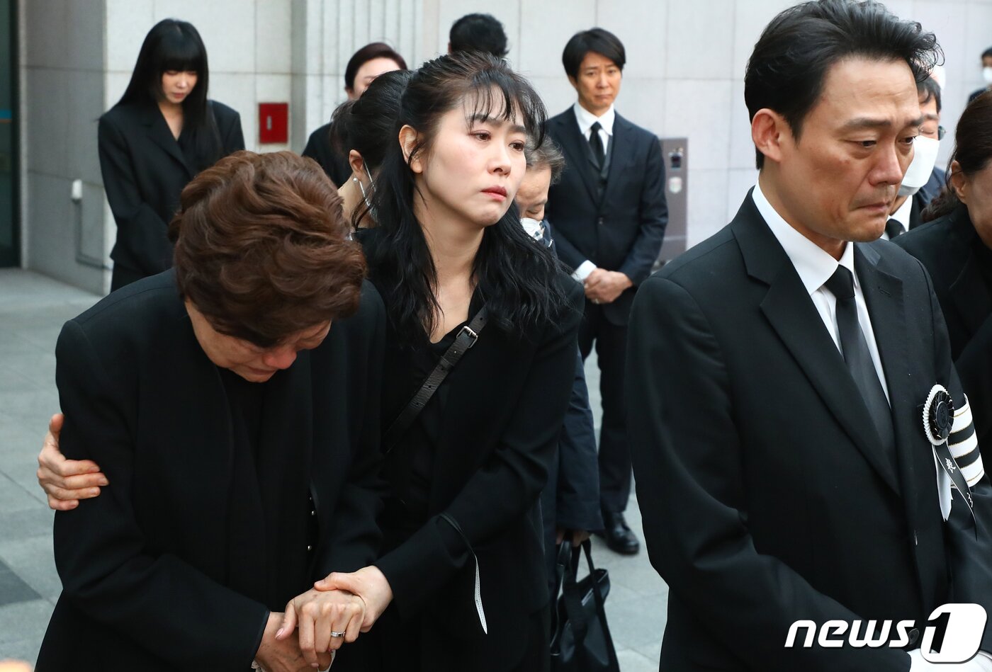 본문 이미지 - 원로배우 남일우(본명 남철우)의 발인식이 2일 오전 서울아산병원 장례식장에서 엄수됐다. 아내인 배우 김용림과 며느리 김지영(가운데), 아들 남성진(오른쪽)이 슬픔 속 고인의 마지막 가는 길을 배웅하고 있다.  ⓒ News1 권현진 기자