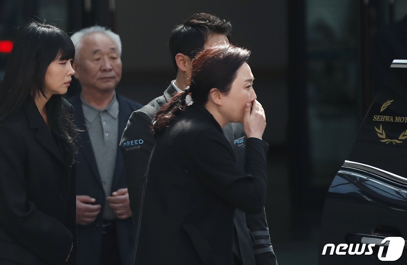 본문 이미지 - 배우 오윤아와 김나운(오른쪽)이 2일 오전 서울아산병원 장례식장에서 엄수된 원로배우 故 남일우(본명 남철우)의 발인식에서 고인의 마지막 가는 길을 배웅하고 있다. ⓒ News1 권현진 기자