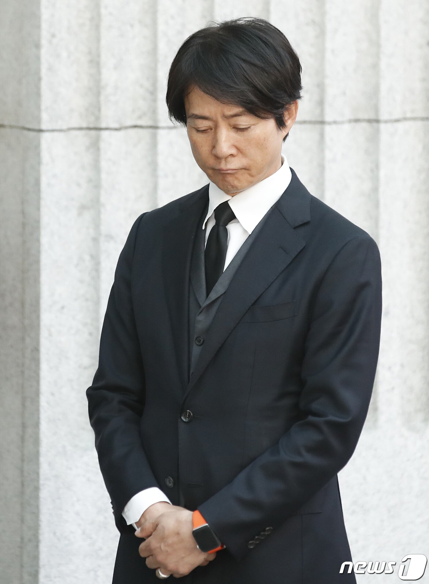 본문 이미지 - 배우 최수종이 2일 오전 서울아산병원 장례식장에서 엄수된 원로배우 故 남일우(본명 남철우)의 발인식에서 고인의 마지막 가는 길을 배웅하고 있다. ⓒ News1 권현진 기자