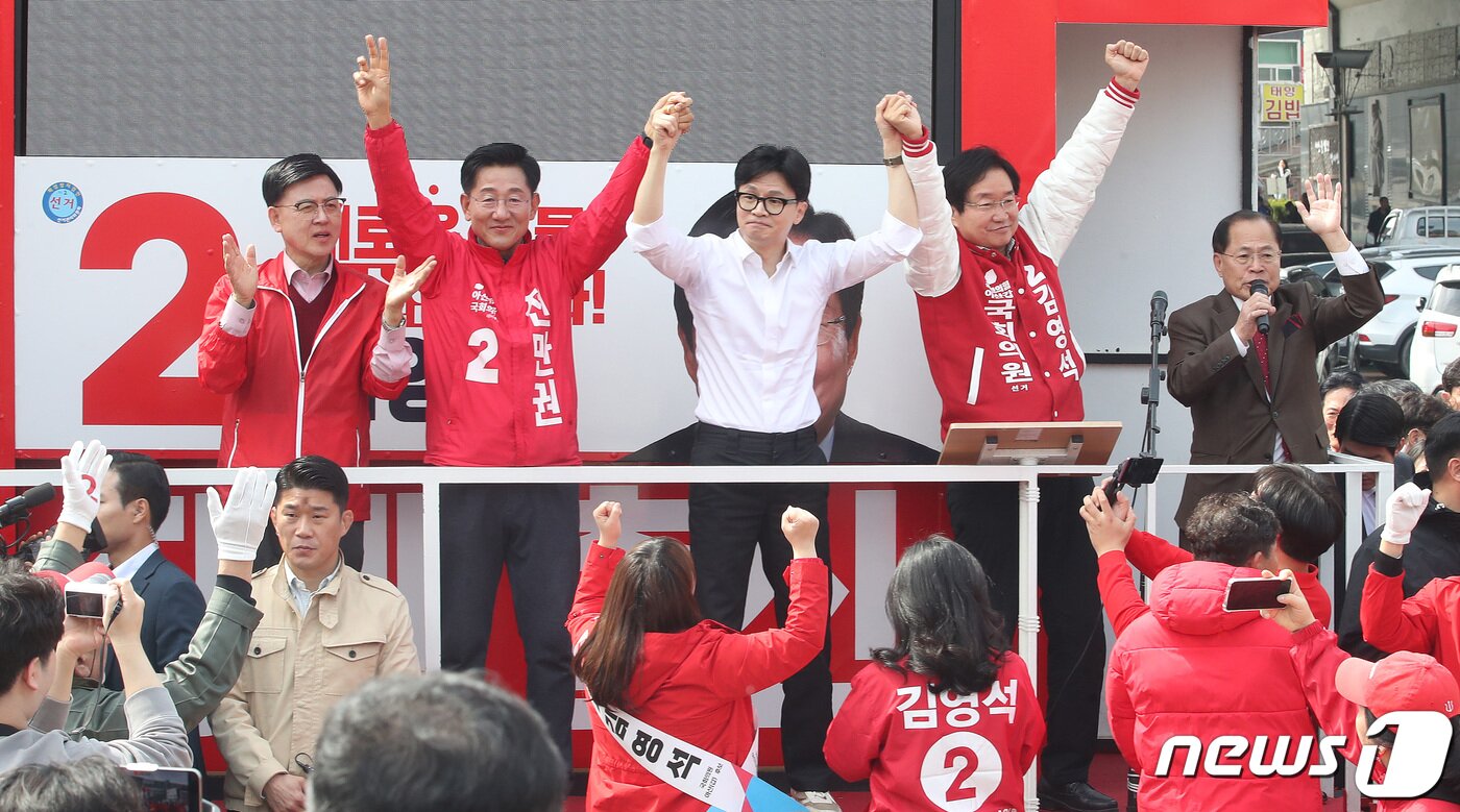 본문 이미지 - 한동훈 국민의힘 총괄선거대책위원장이 2일 오전 충남 아산시 온양온천역 앞에서 열린 '국민의힘으로 아산살리기' 지원유세에서 김영석 충남 아산갑 후보, 전만권 충남 아산을 후보와 함께 지지를 호소하고 있다. 2024.4.2/뉴스1 ⓒ News1 임세영 기자