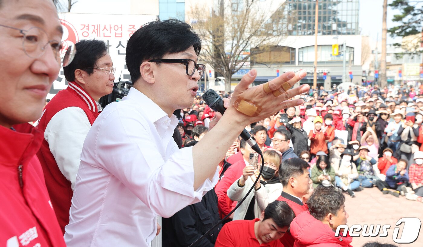 본문 이미지 - 한동훈 국민의힘 총괄선거대책위원장이 2일 오전 충남 아산시 온양온천역 앞 광장에서 김영석 아산시갑·전만권 아산시을 후보의 지지를 호소하고 있다. (공동취재) 2024.4.2/뉴스1 ⓒ News1 임세영 기자