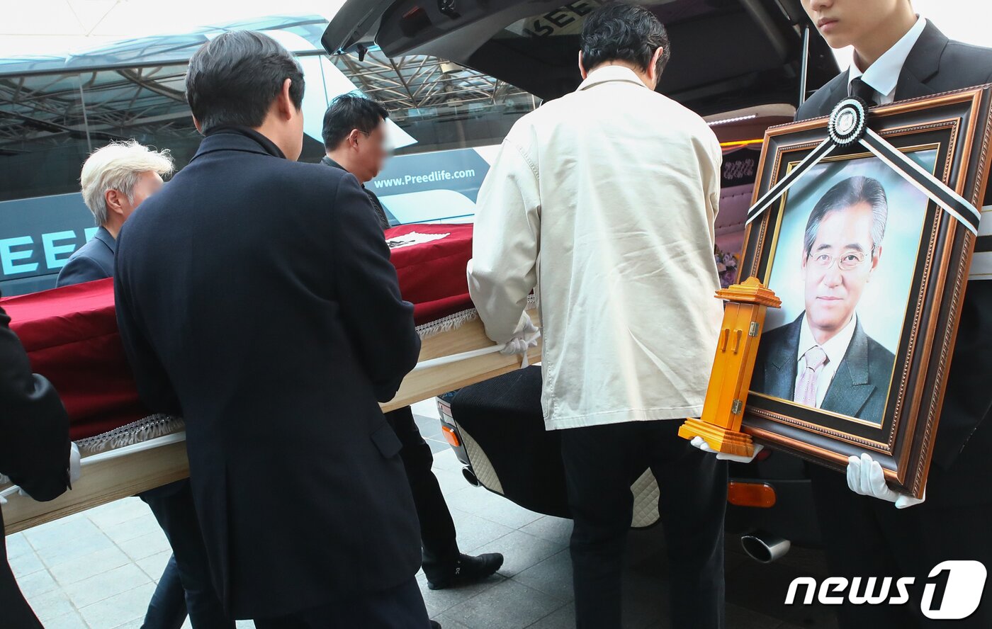 본문 이미지 - 원로배우 故 남일우(본명 남철우)의 발인식이 2일 오전 서울아산병원 장례식장에서 엄수되고 있다. ⓒ News1 권현진 기자