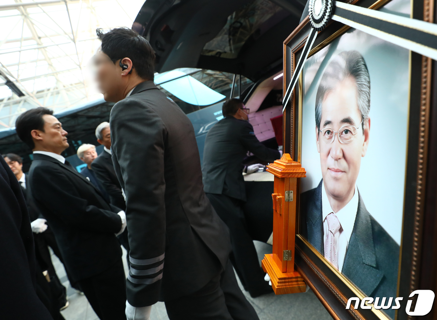 (서울=뉴스1) 권현진 기자 = 원로배우 故 남일우(본명 남철우)의 발인식이 2일 오전 서울아산병원 장례식장에서 엄수됐다. 아들인 배우 남성진(왼쪽)이 슬픔 속 고인의 마지막 가는 …