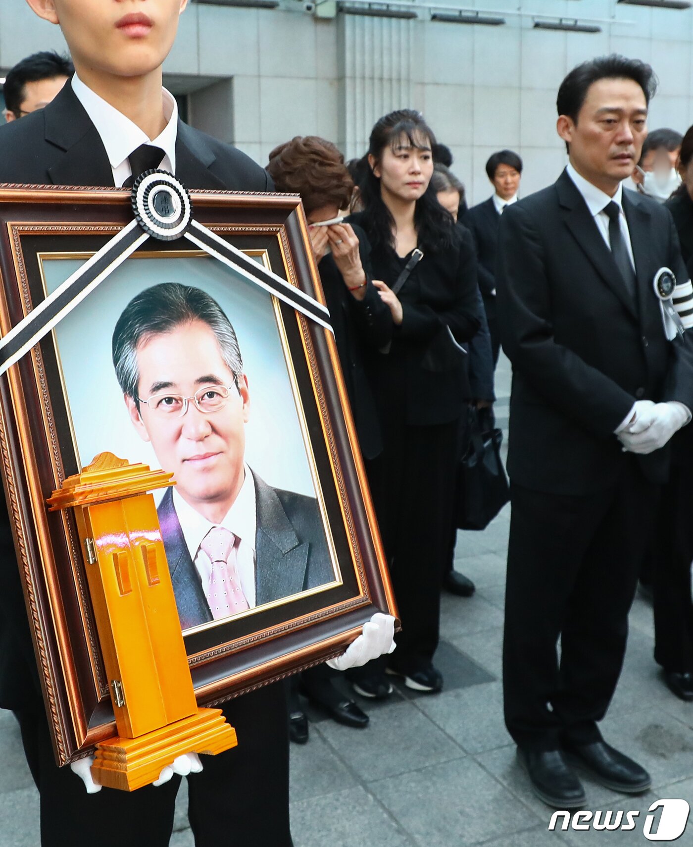 본문 이미지 - 원로배우 남일우(본명 남철우)의 발인식이 2일 오전 서울아산병원 장례식장에서 엄수됐다. 아내인 배우 김용림과 며느리 김지영(가운데), 아들 남성진(오른쪽)이 슬픔 속 고인의 마지막 가는 길을 배웅하고 있다.  ⓒ News1 권현진 기자