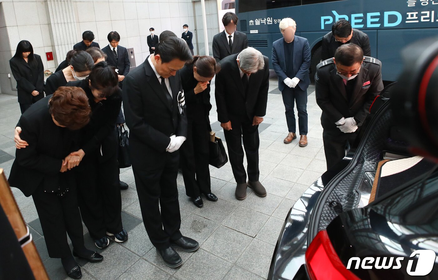 본문 이미지 - 원로배우 남일우(본명 남철우)의 발인식이 2일 오전 서울아산병원 장례식장에서 엄수됐다. 아내인 배우 김용림과 며느리 김지영, 아들 남성진 등이 슬픔 속 고인의 마지막 가는 길을 배웅하고 있다.  ⓒ News1 권현진 기자