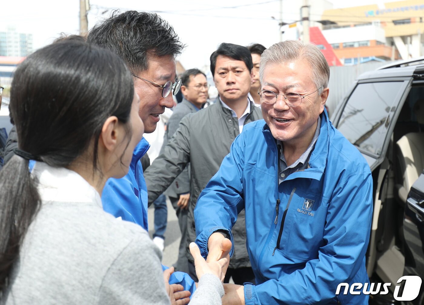 본문 이미지 - 문재인 전 대통령이 2일 울산 동구 보성학교 전시관 앞에서 더불어민주당 김태선 울산 동구 후보 내외와 악수를 하고 있다. 2024.4.2 /뉴스1 ⓒNews1 조민주 기자