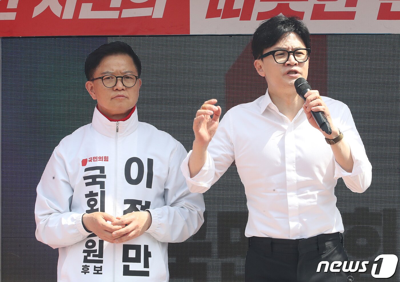 본문 이미지 - 한동훈 국민의힘 총괄선거대책위원장이 2일 오전 충남 천안시 서북구 성성호수공원에서 열린 '국민의힘으로 천안살리기 1' 지원유세에서 이정만 충남 천안을 후보와 함께 지지를 호소하고 있다. 2024.4.2/뉴스1 ⓒ News1 임세영 기자
